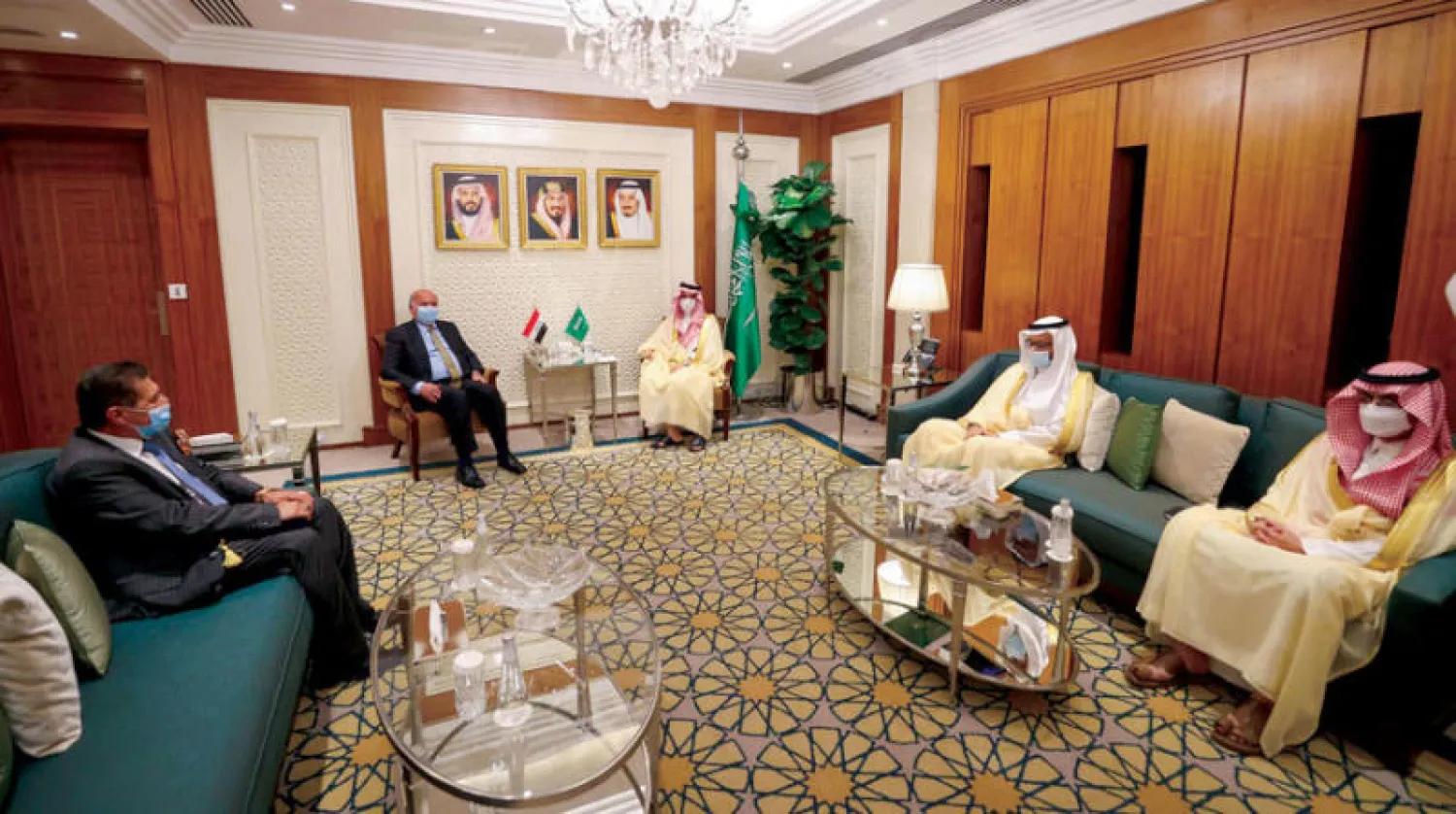 الأمير فيصل بن فرحان لدى لقائه الدكتور فؤاد حسين في الرياض أمس (واس)