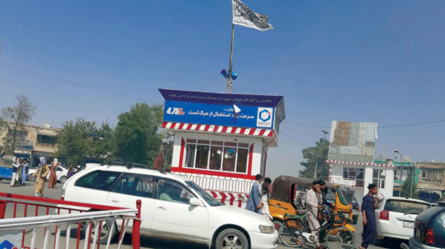 علم طالبان وسط الميدان الرئيسي في قندوز بعد سيطرة عناصر الحركة على مفاصل المدينة أمس (أ.ب)