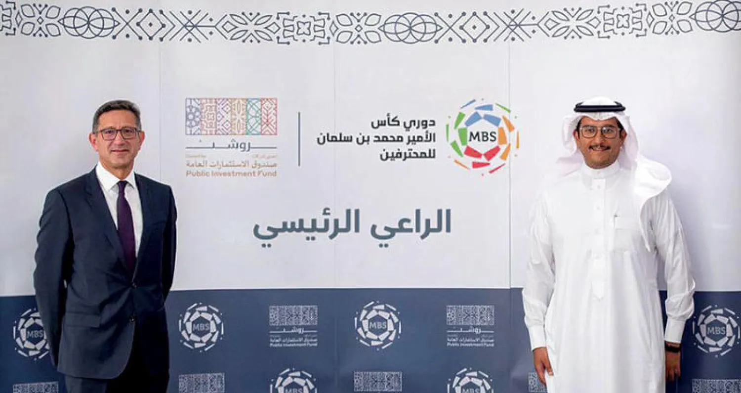 صباح بركات وعبد العزيز العفالق عقب توقيع عقد الرعاية أمس (الشرق الأوسط)