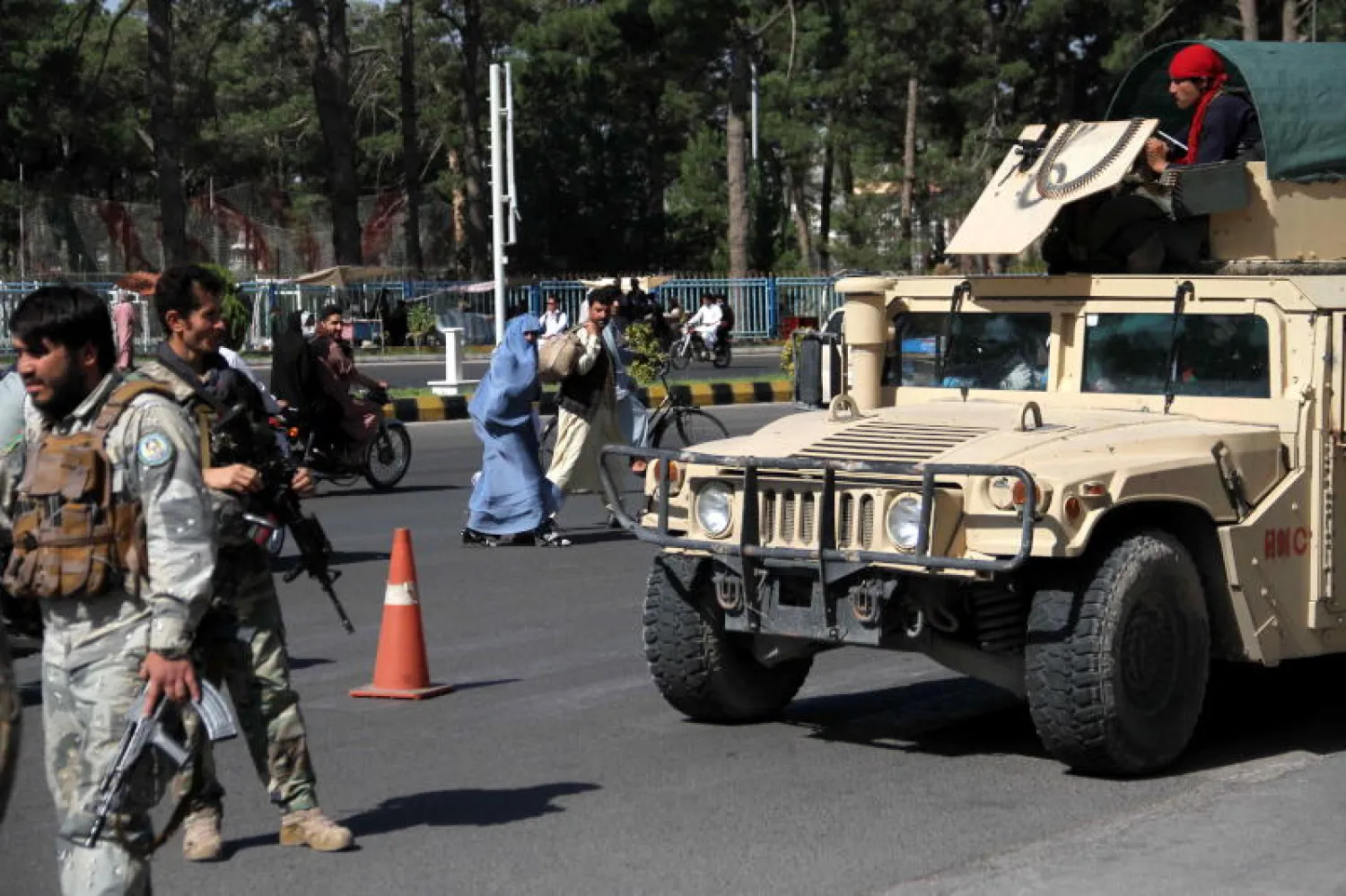 أفراد من قوات الأمن الأفغانية عقب مواجهات مع عناصر «طالبان» المسلحة (إ.ب.أ)