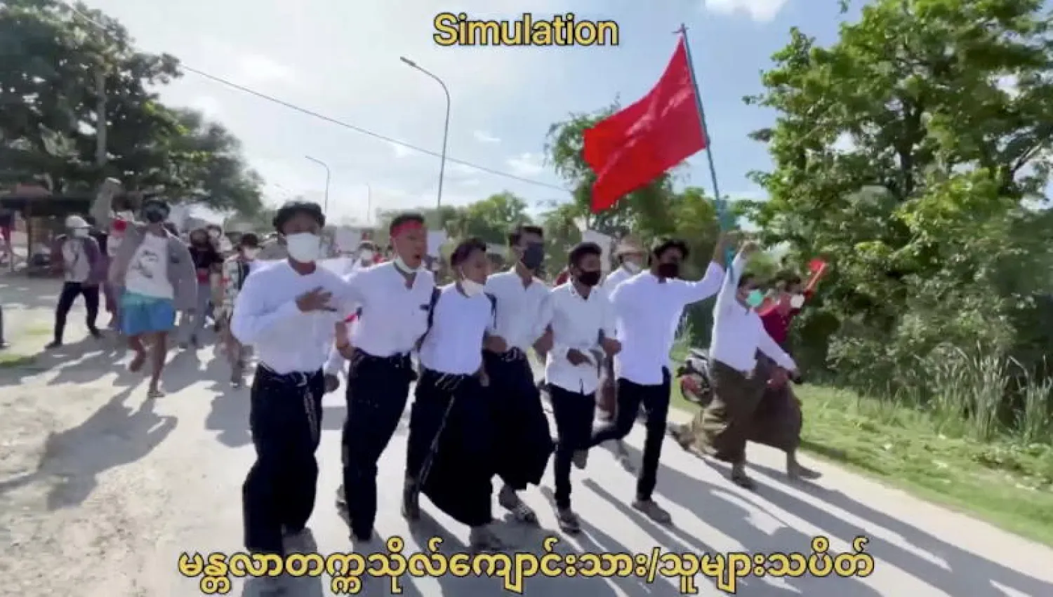 متظاهرون ضد الحكم العسكري في ماندالاي (رويترز)