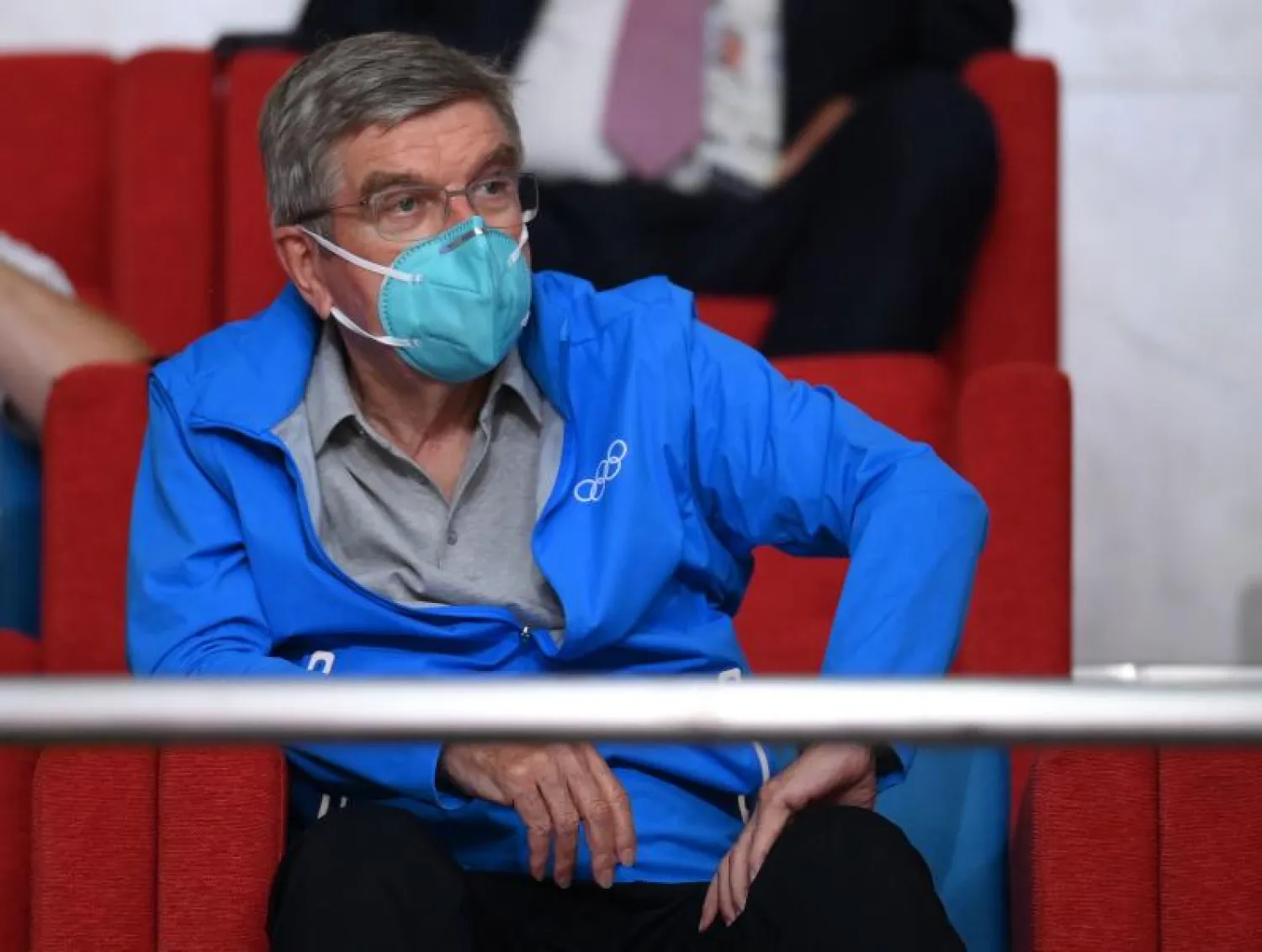 توماس باخ خلال متابعته لإحدى منافسات الأولمبياد (أ.ف.ب)