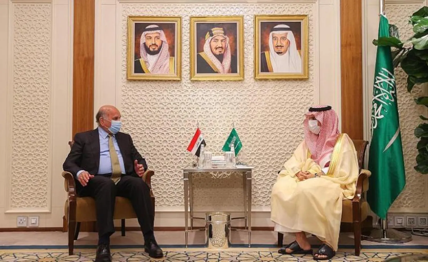 الأمير فيصل بن فرحان وزير الخارجية السعودي لدى استقباله نظيره العراقي الدكتور فؤاد حسين في الرياض (واس)