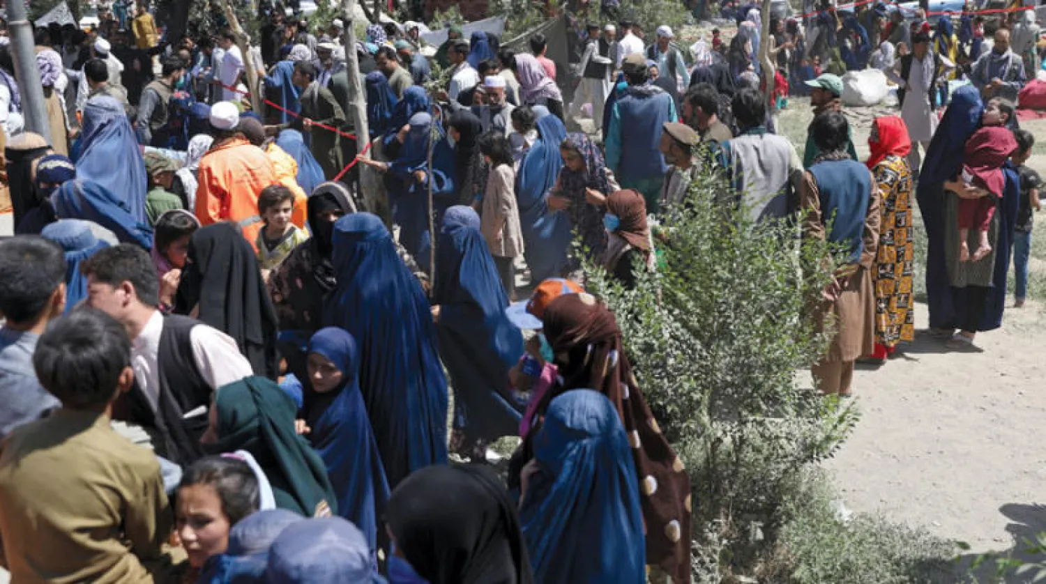 عوائل أفغانية فرت من حرب «طالبان» للسيطرة على مدينة قندوز لدى وصولها إلى العاصمة كابل أمس (أ.ب)