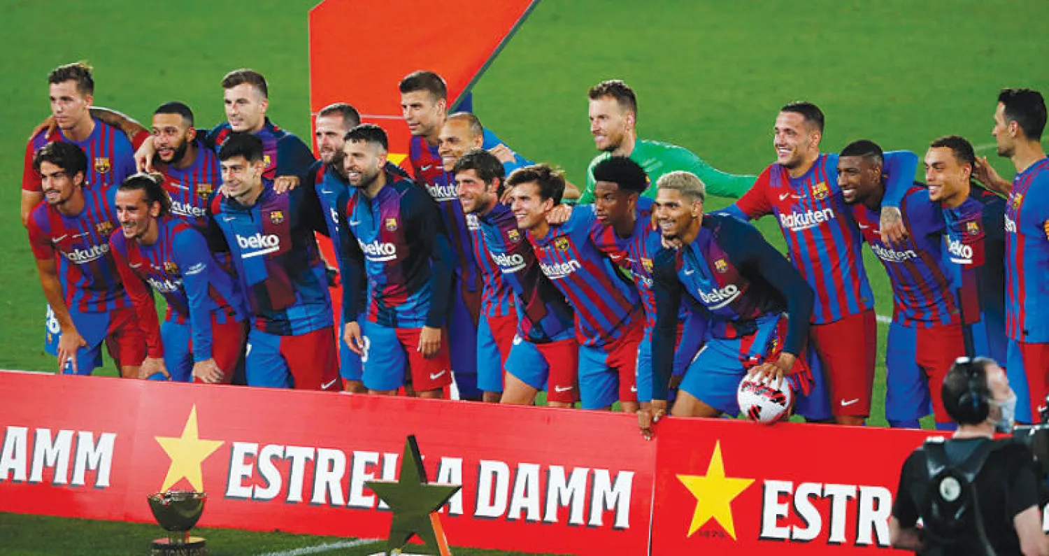 لاعبو برشلونة يحتفلون بكأس غامبر بعد الفوز  على يوفنتوس في أول لقاء من دون ميسي (أ.ب)