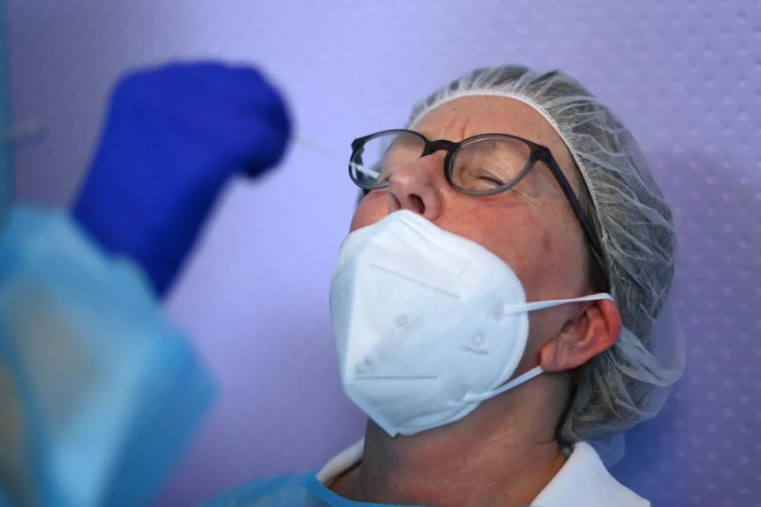 Koronavirüs, aşı olanlarda dahi burun içerisinde kendisini kopyalayabiliyor. (AFP)