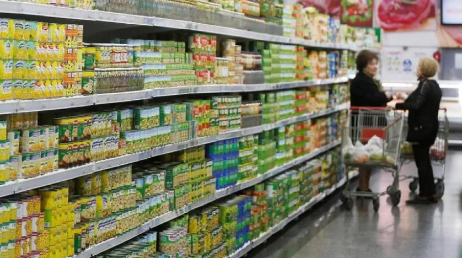 Women chat as they shop inside a supermarket in Beirut, Lebanon January 24, 2020. REUTERS/Mohamed Azakir
