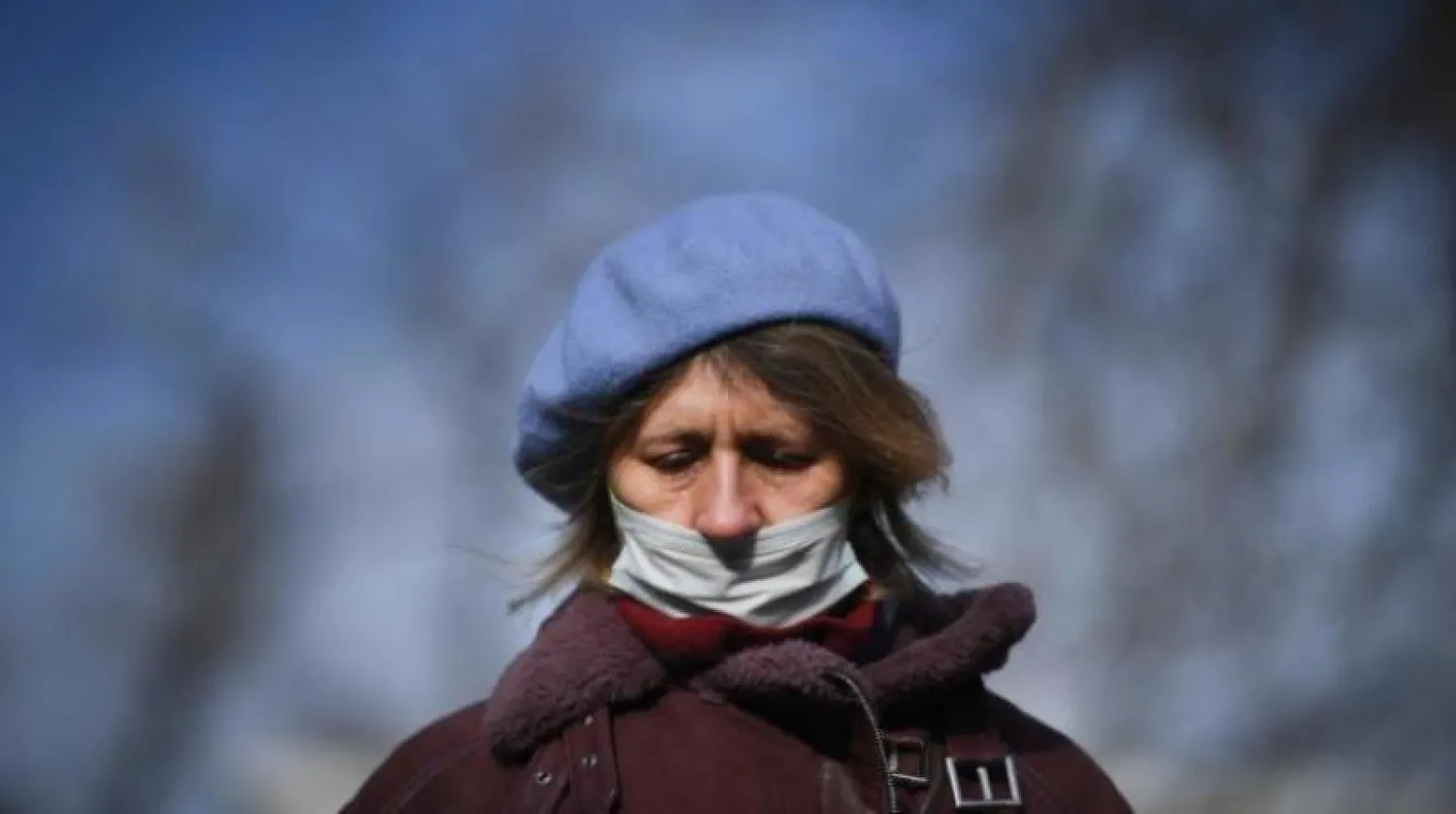 امرأة تضع كمامة في موسكو (أ.ف.ب)