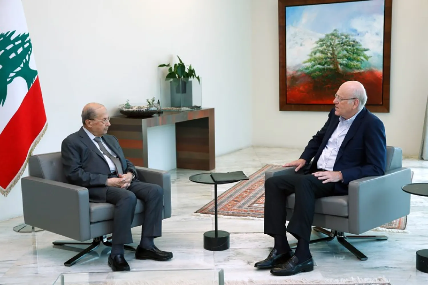 Aoun and Mikati meet at the presidential palace. (NNA)