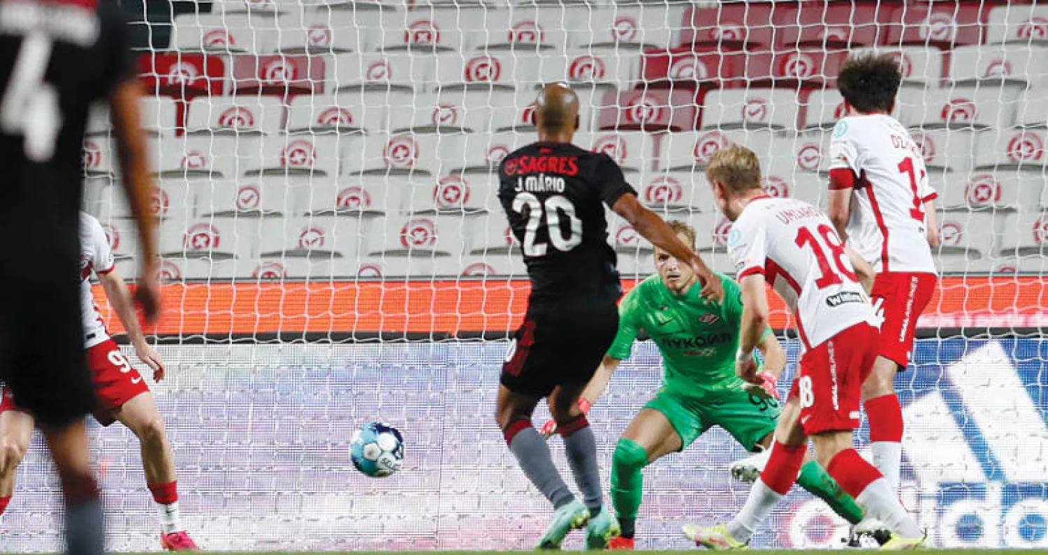 جواو ماريو لاعب بنفيكا (رقم 20 في الوسط) يسجل في مرمى سبارتاك موسكو (أ.ب)