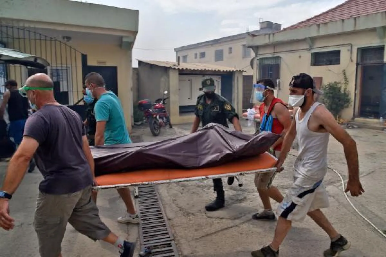 نقل جثمان أحد ضحايا حريق هائل في تيزي وزو إحدى المدن الأكثر اكتظاظًا بالسكان في منطقة القبائل الجزائرية (ا.ف.ب)