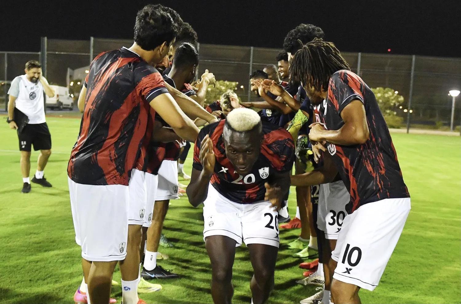 جانب من ترحيب لاعبي الأهلي بالمنضمين حديثاً للفريق (المركز الإعلامي لنادي الأهلي)