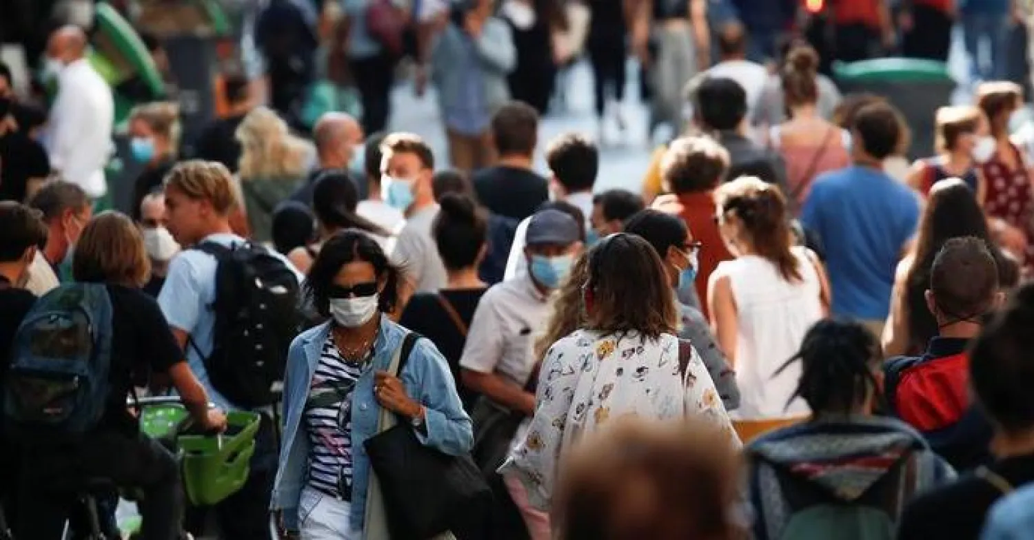 مناعة القطيع تعني اكتساب الغالبية العظمى من السكان للمناعة ضد الفيروس (رويترز)