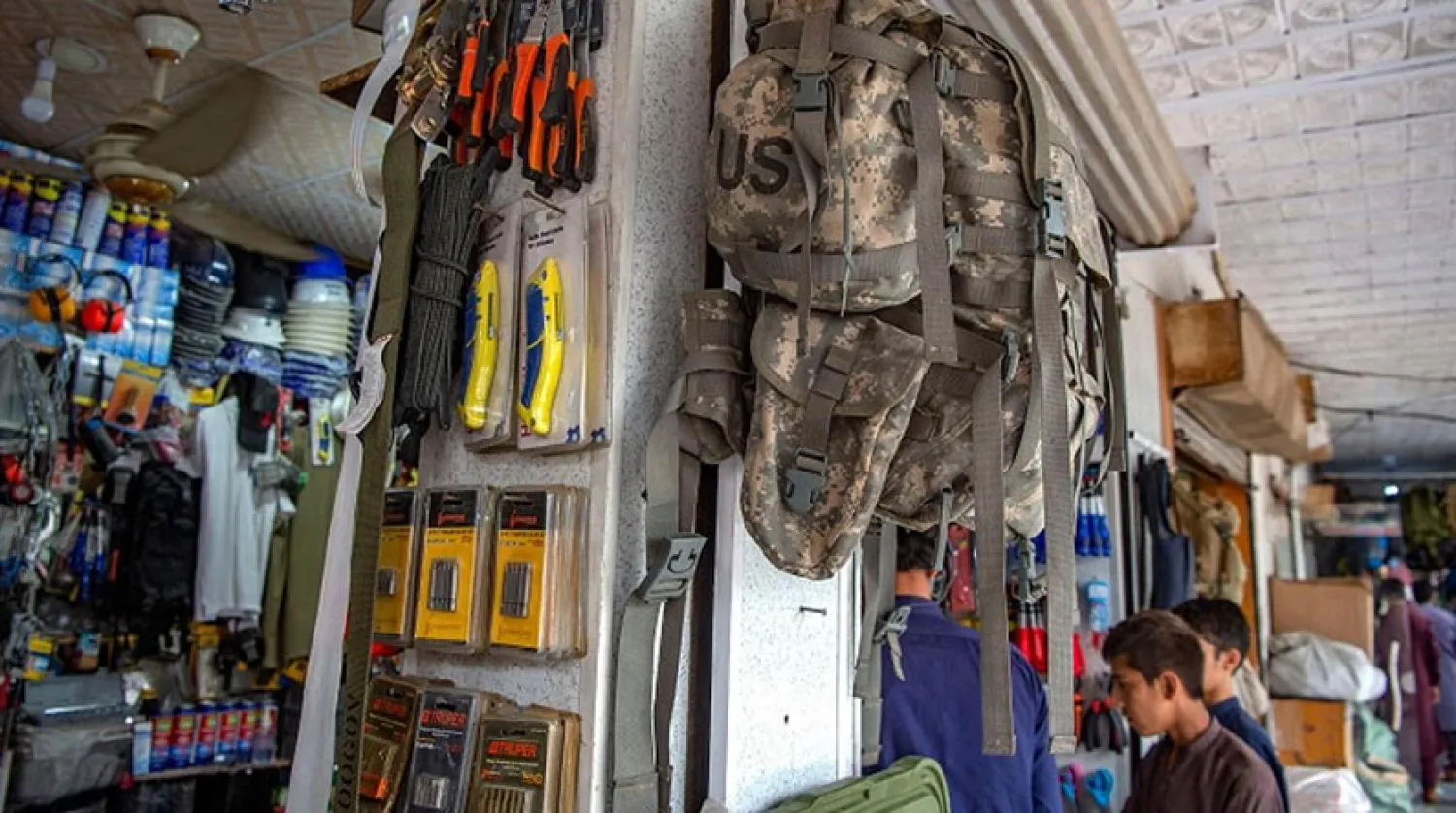 Afganistan-Pakistan sınırında, kaçak ürünlerin satıldığı bir pazarda sergilenen malzemeler. (AFP)