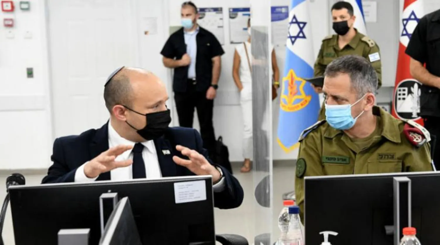 Israeli Prime Minister Naftali Bennett with Chief of Staff Aviv Kohavi on Tuesday. (dpa)