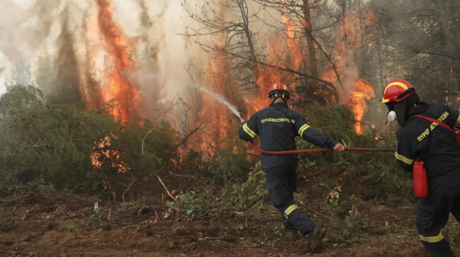 رجال الإطفاء يسابقون الوقت للتغلب على حرائق اليونان بسبب حرارة الصيف (رويترز)