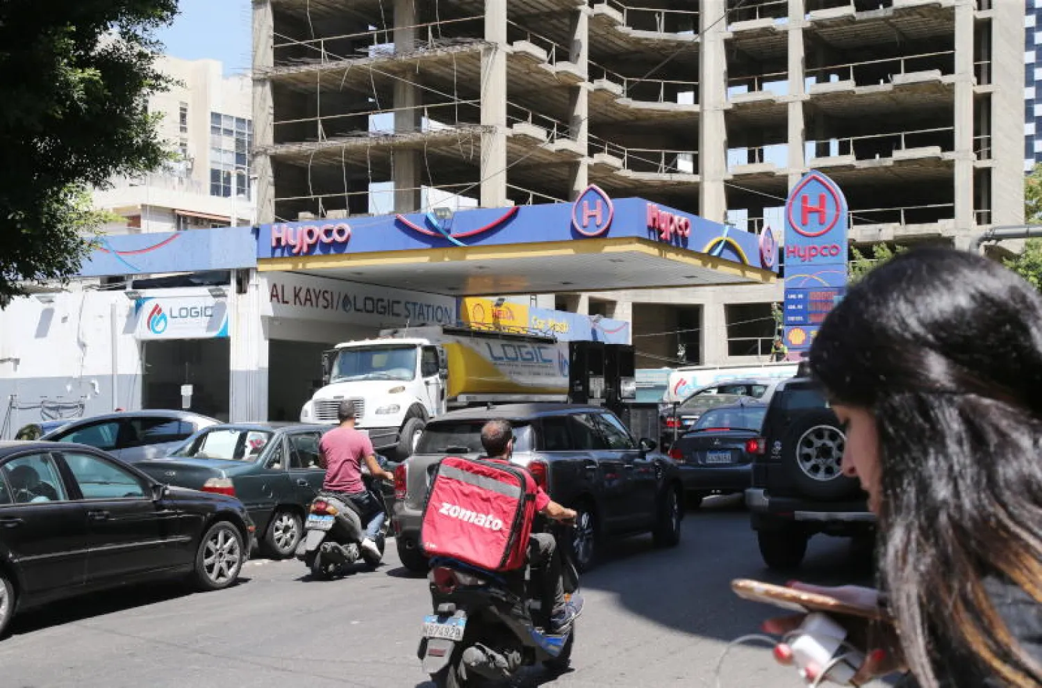 سيارات تقف في طابور أمام محطة وقود في بيروت (إ.ب.أ)