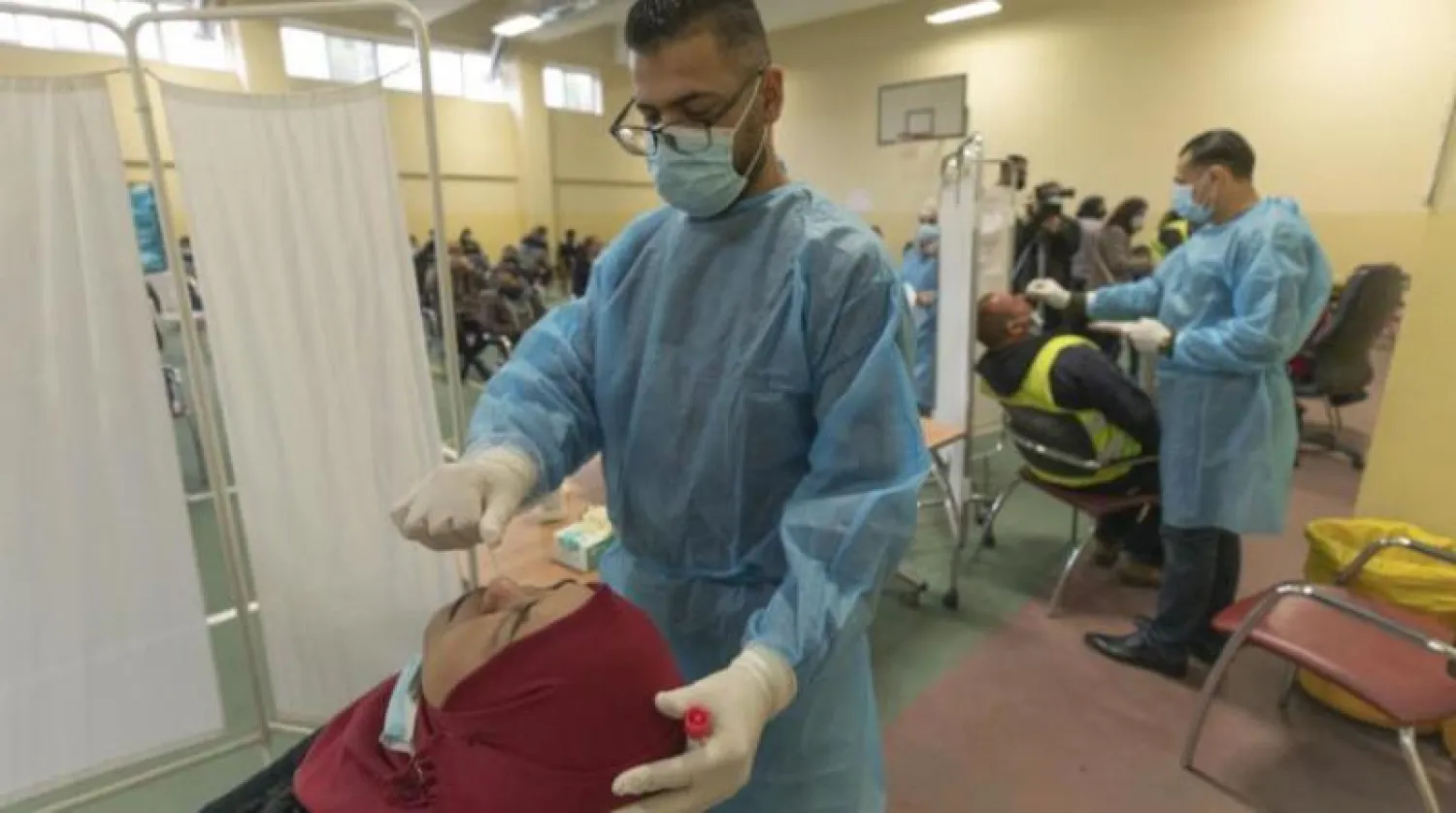 امرأة تخضع لاختبار فيروس كورونا في مركز بفلسطين (أ.ب)