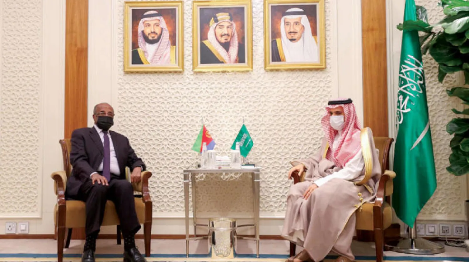 الأمير فيصل بن فرحان لدى لقائه الوزير عثمان علي صالح في الرياض أمس (واس)