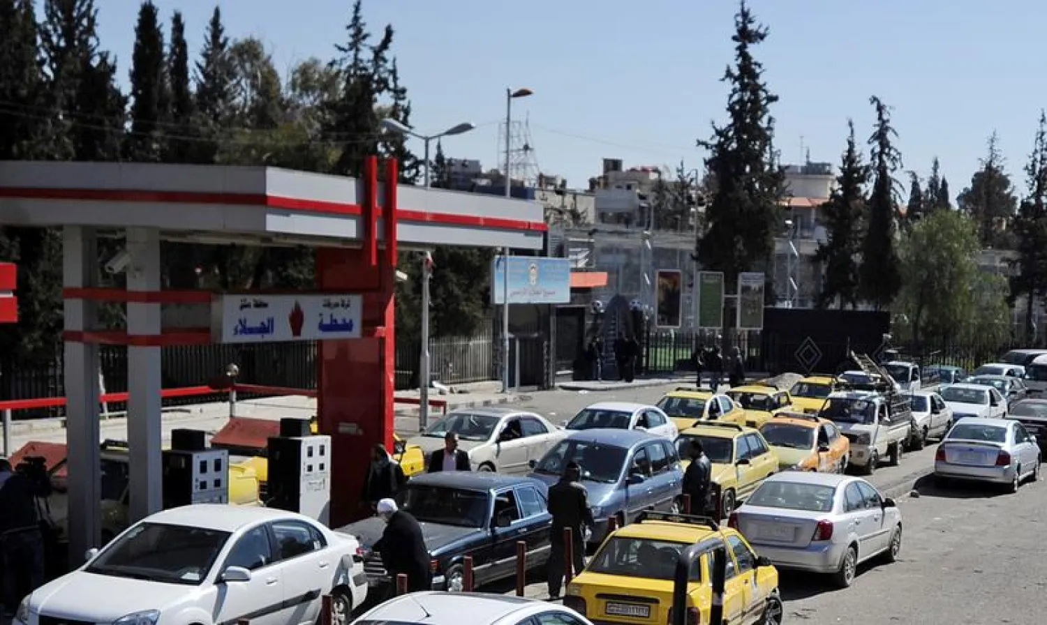  Vehicles queue for petrol at a gas station in Damascus, Syria, February 19, 2017. Picture taken February 19, 2017. REUTERS/Omar Sanadiki