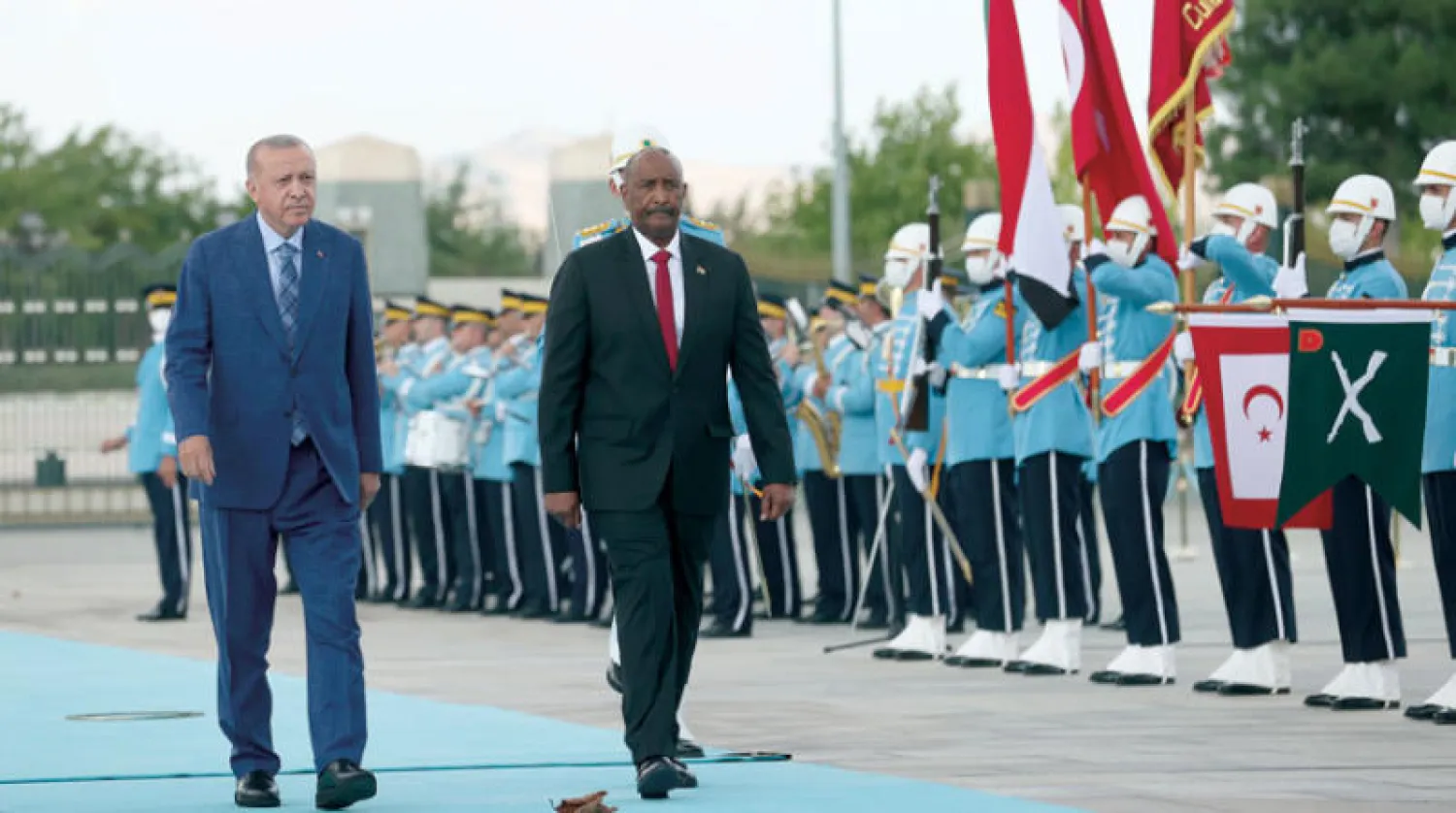 الرئيس التركي خلال استقباله رئيس مجلس السيادة السوداني في أنقرة يوم الخميس (رويترز)