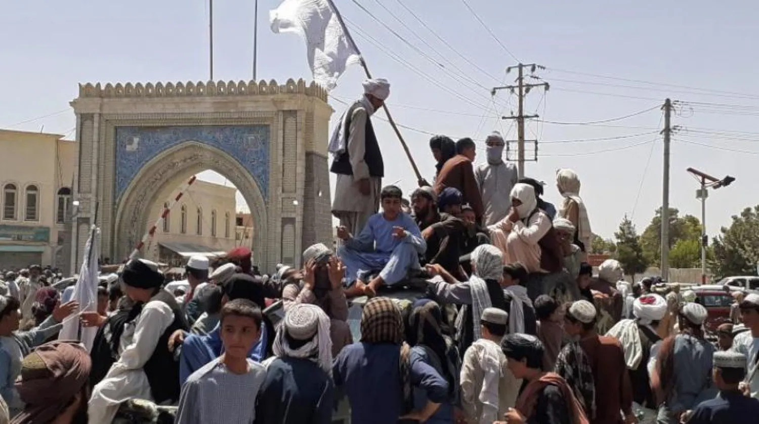 Taliban militanları Kandahar yolunda (AFP)