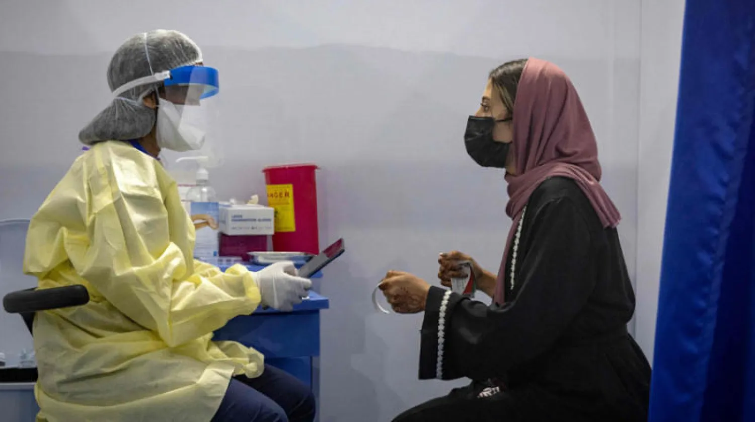 ممرضة مغربية تستعد لتقديم جرعة من لقاح سينوفارم في مركز تلقيح بالدار البيضاء الاثنين (أ.ف.ب)