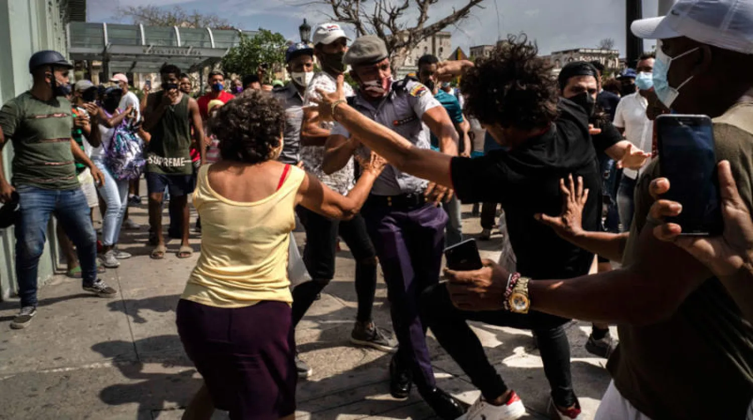 الشرطة الكوبية تعتقل محتجاً خلال مظاهرات معادية للحكومة الشهر الماضي (أ.ب)