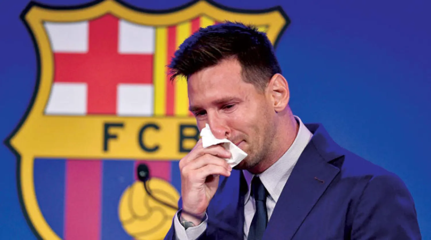 ميسي ينهار باكياً قبل رحيله عن برشلونة (أ.ف.ب)