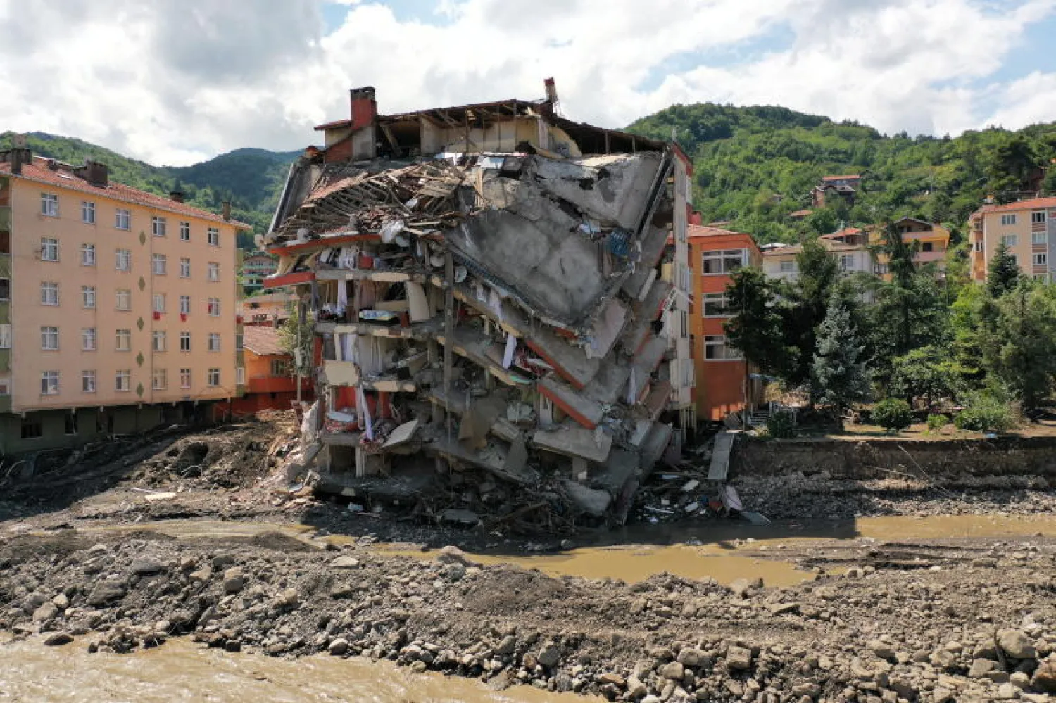 مبنى حطمته السيول التي ضربت منطقة البحر الأسود الشمالية في تركيا (رويترز)
