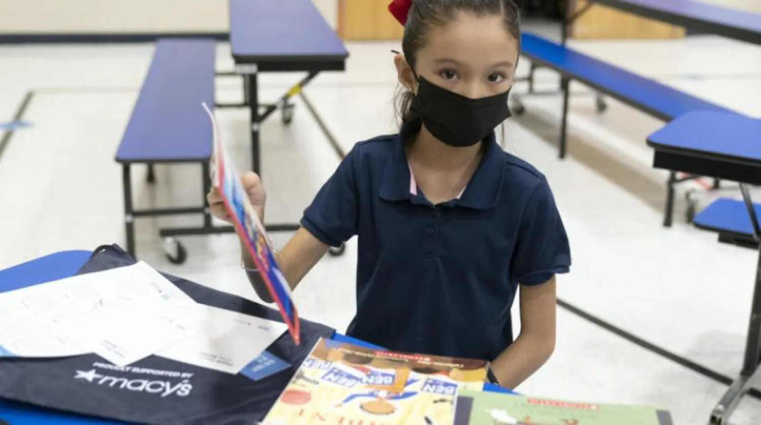 ABD'de bir okulda maskeli bir öğrenci (AP) 