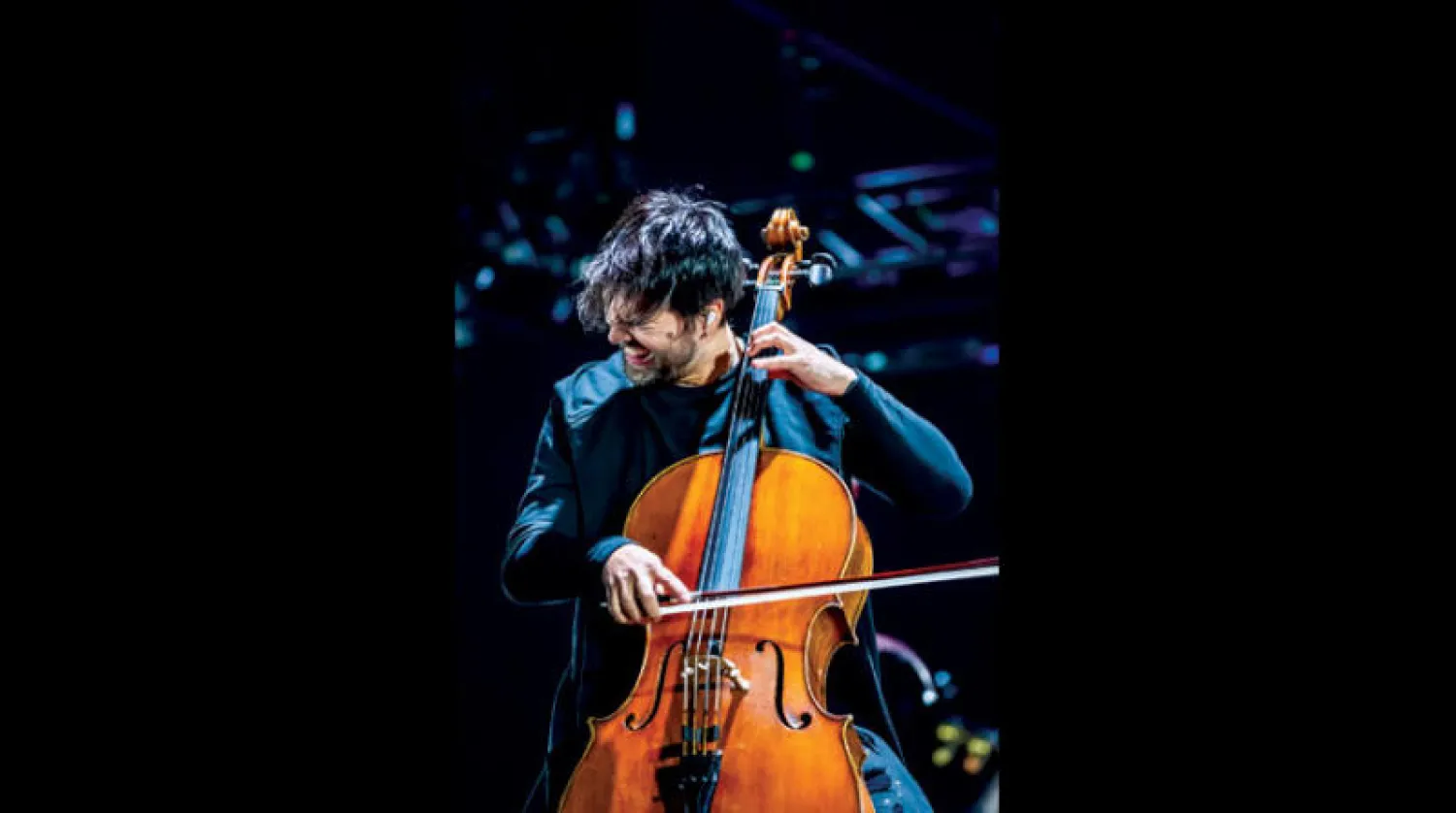 تأليف كلمات أغنيات بالتزامن مع العزف (أ.ف.ب)