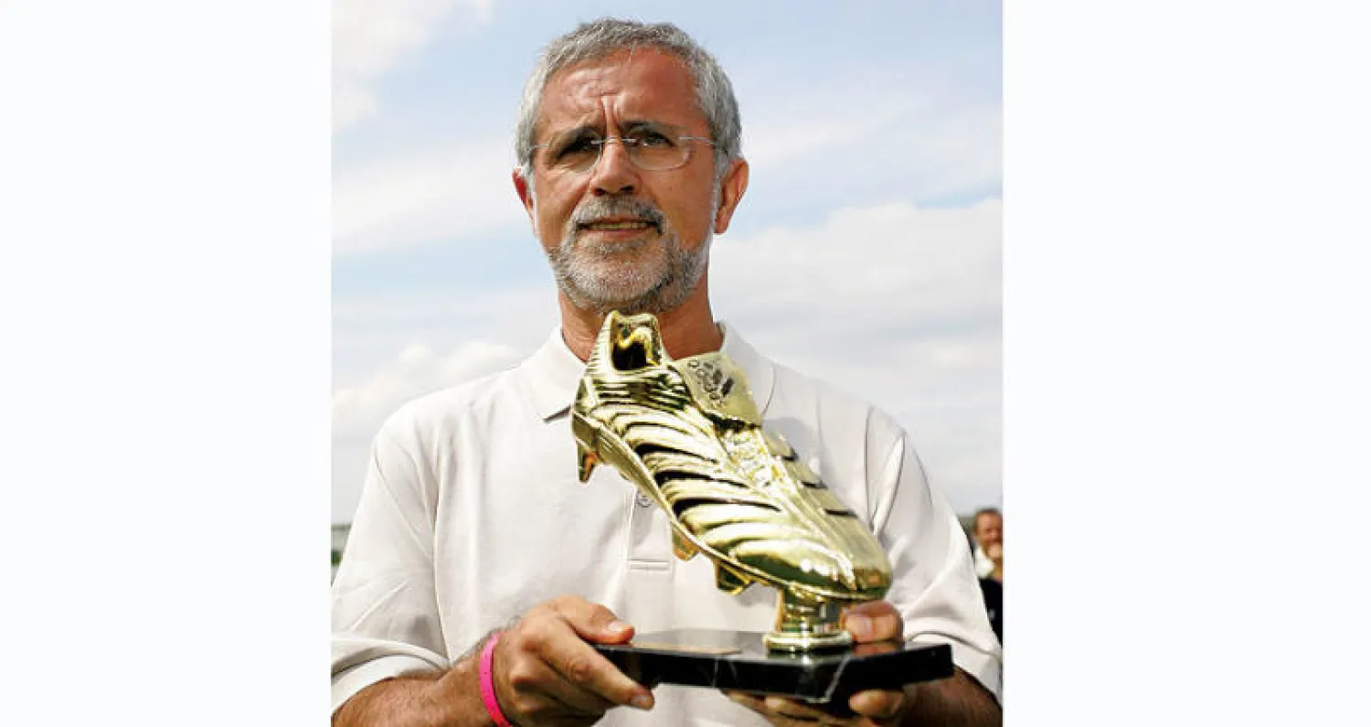 مولر خلال تكريم خاص عام 2006 بالحذاء الذهبي (أ.ب)