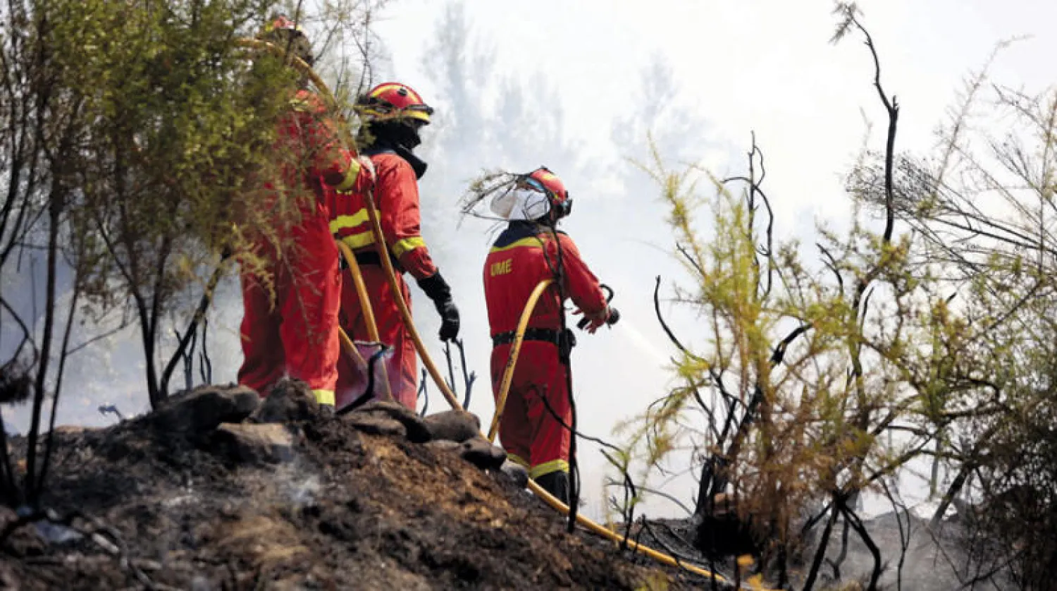 رجال إطفاء يكافحون حريقاً في شرق إسبانيا أمس (إ.ب.أ)
