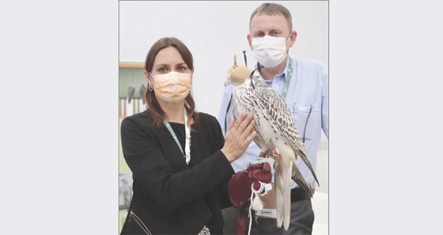 ساندرا ووالدها مالكا مزرعة «إس بي فالكونز» الفرنسية (تصوير: عبد العزيز النومان)