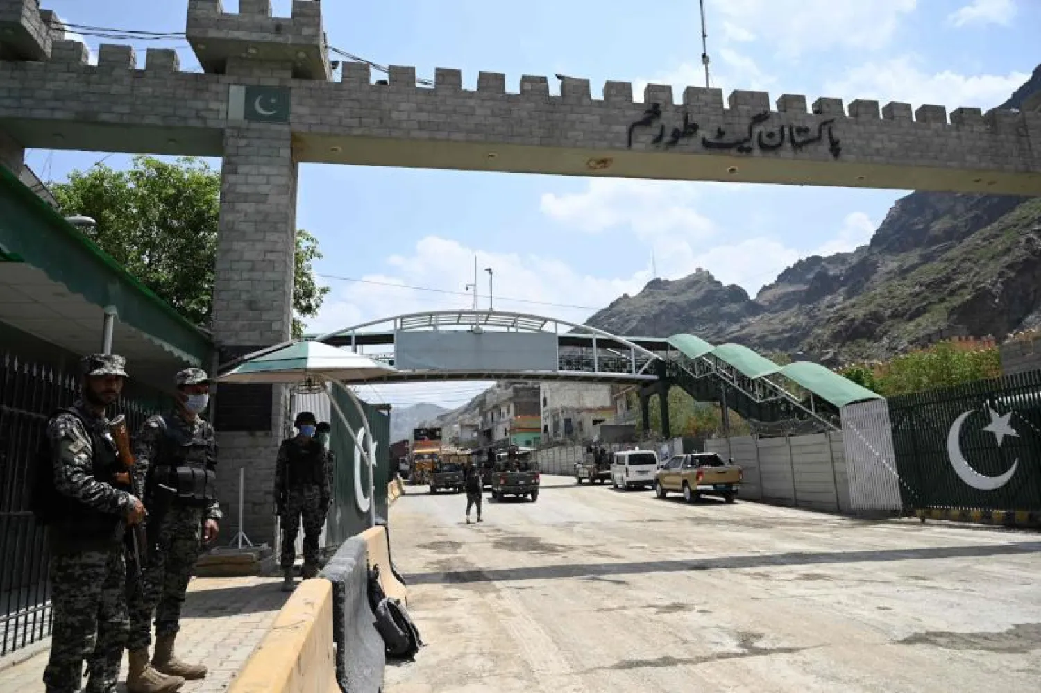 جنود باكستانيون  يقفون عند معبر تورخم الحدودي الباكستاني - الأفغاني في إقليم خيبر مطلع الشهر الجاري (أ.ف.ب)