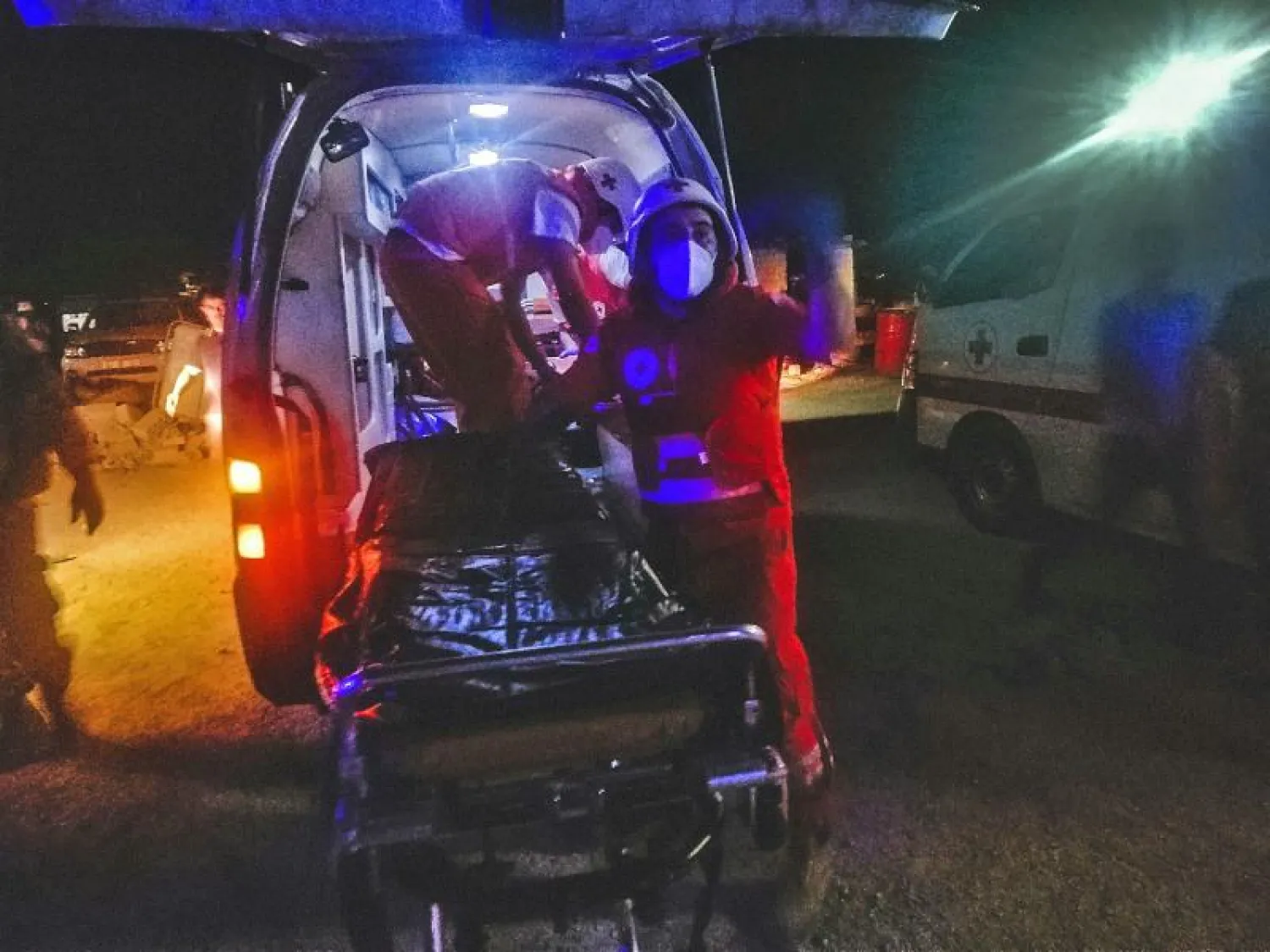 فرق الإسعاف اللبنانية تنقل ضحايا حادث انفجار خزان الوقود (أ.ف.ب)