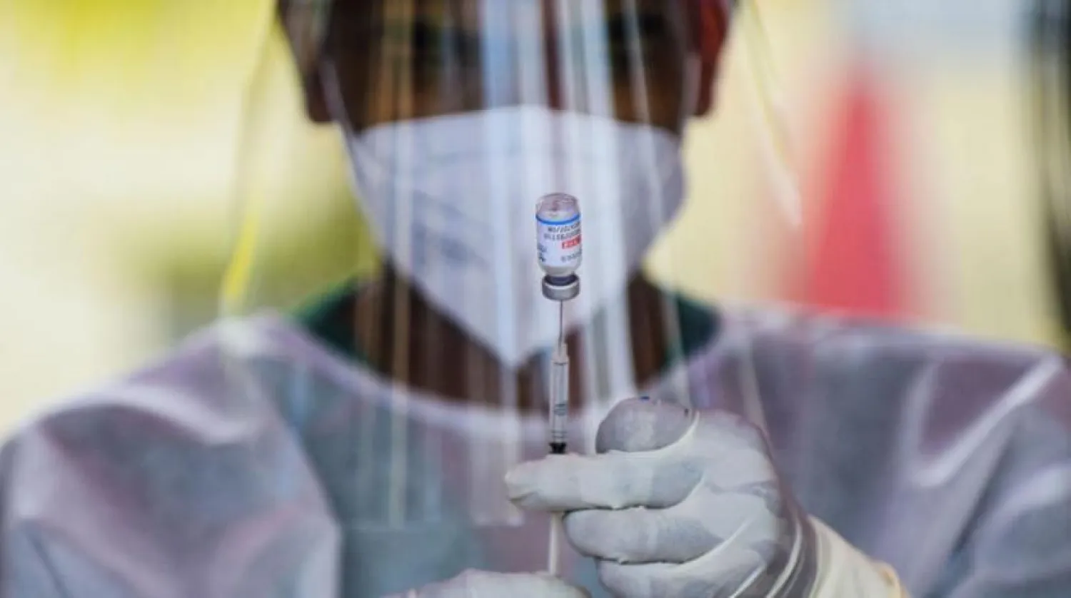 Dün, Sri Lanka’nın Kolombo şehrinde bir sağlık çalışanı koronavirüs aşısını hazırlıyor (AFP)