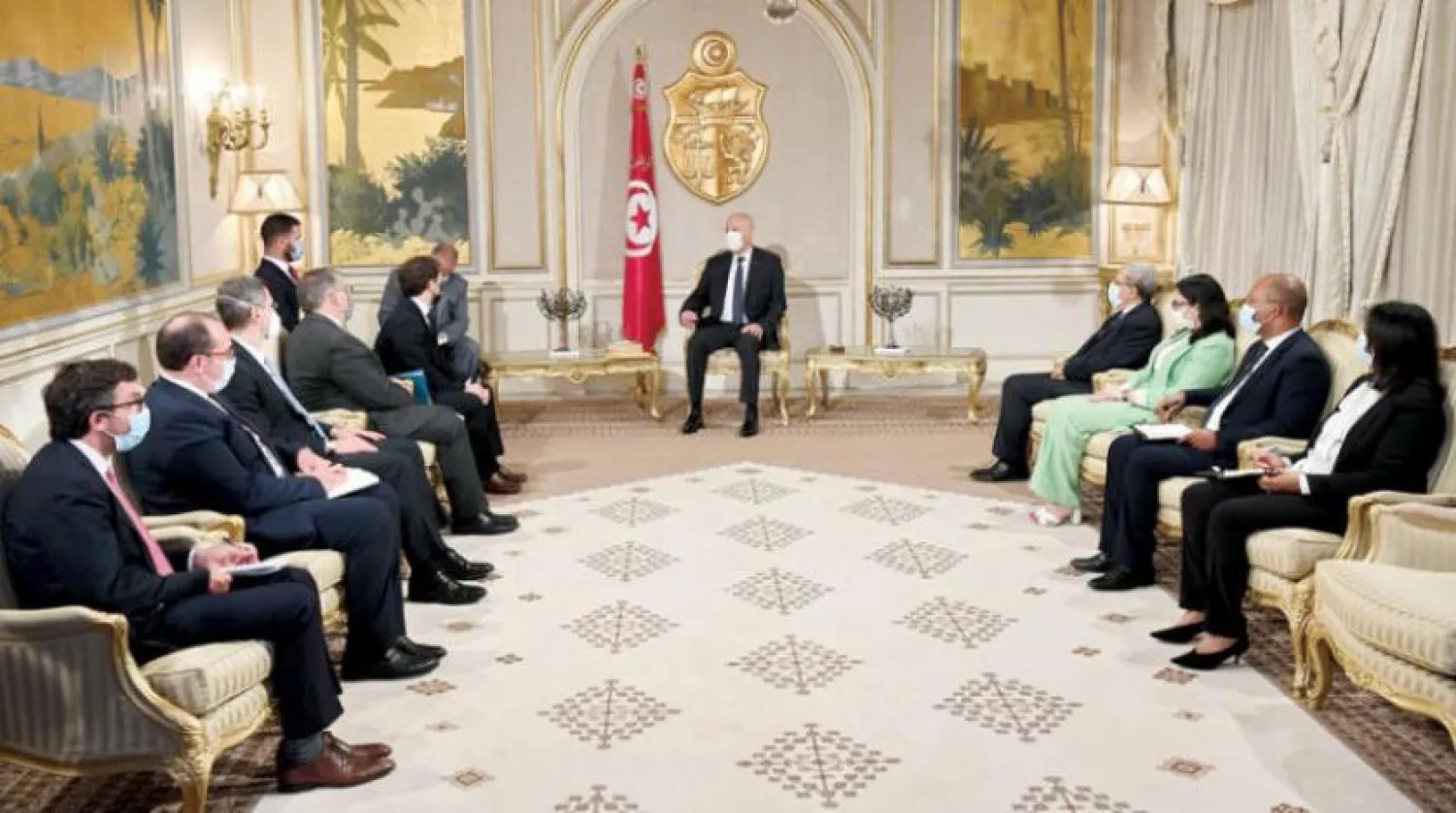 Tunus Cumhurbaşkanı Kays Said Cuma akşamı ABD Ulusal Güvenlik Danışmanı Yardımcısı John Viner başkanlığındaki Amerikan heyetini kabul ederken (Tunus Cumhurbaşkanlığı)