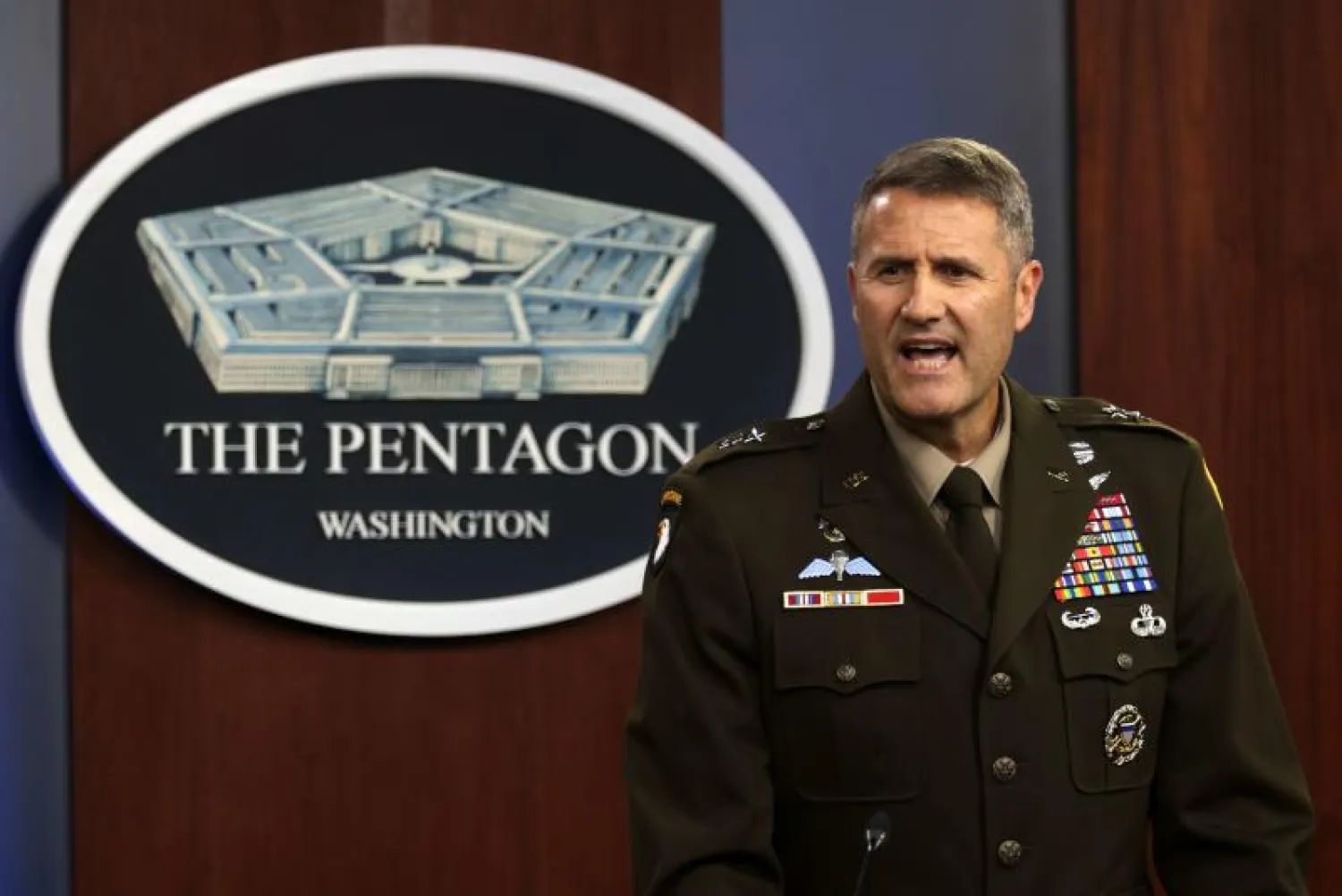 الجنرال هانك تيلور يتحدث خلال مؤتمر صحافي في البنتاغون (أ.ف.ب)