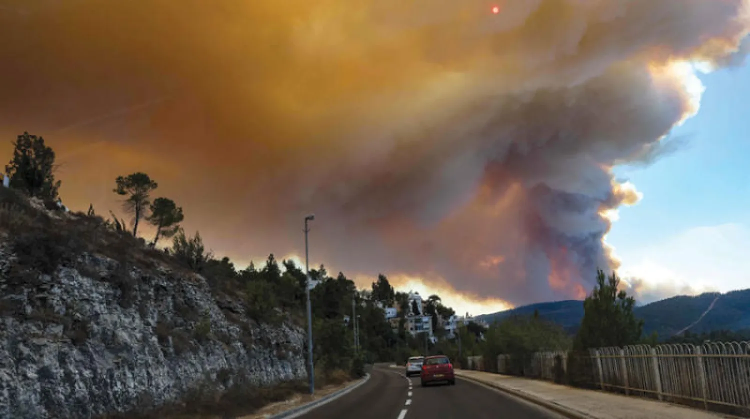 دخان حرائق جبال القدس تتصاعد من غاباتها المحترقة (أ.ف.ب)