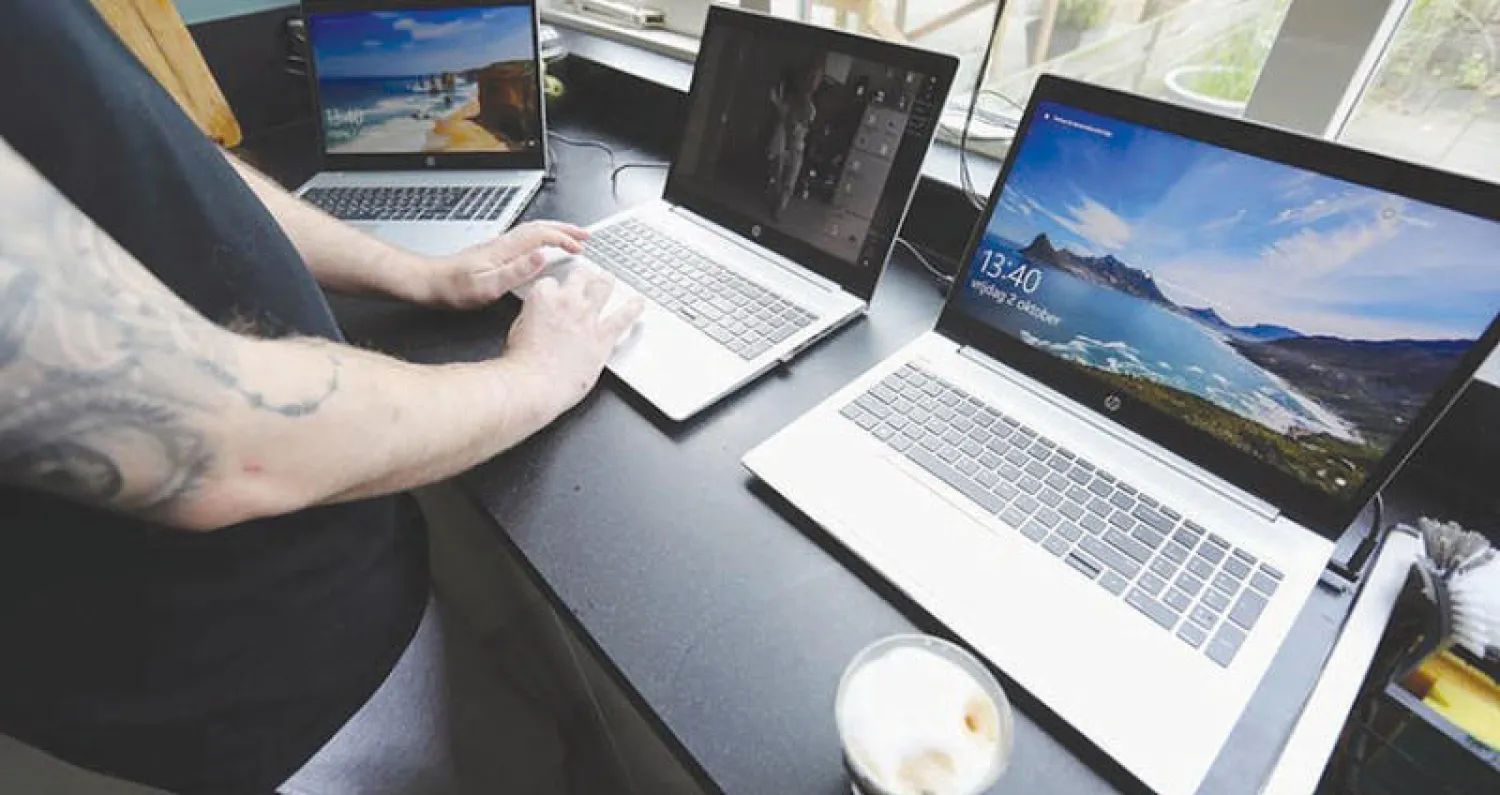 أرجأت كثير من الشركات الأميركية موعد عودة موظفيها إلى المكاتب خشية تفشي موجة جديدة من الوباء (رويترز)