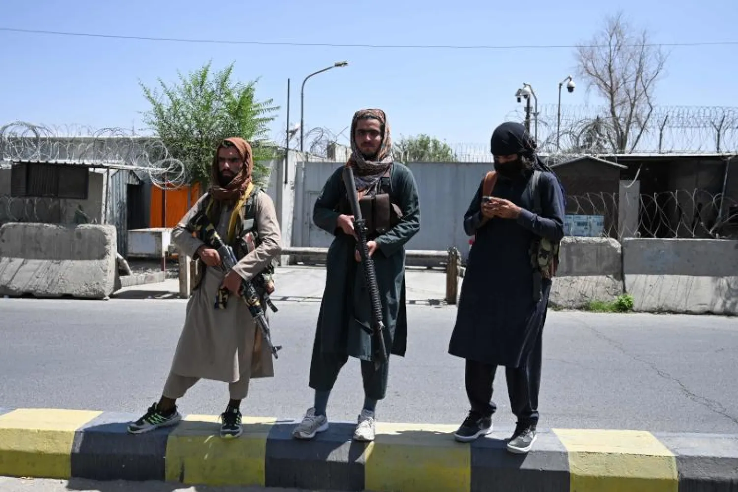 مقاتلون من «طالبان» في أحد شوارع كابل (أ.ف.ب)