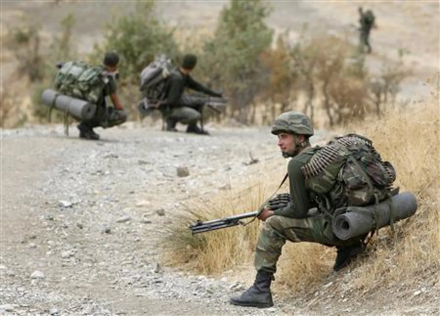 Turkish soldiers walk to provide a combat operation in the mountains in the southeastern Turkish province of Sirnak, bordering Iraq, November 6, 2007. REUTERS/Denis Sinyakov

