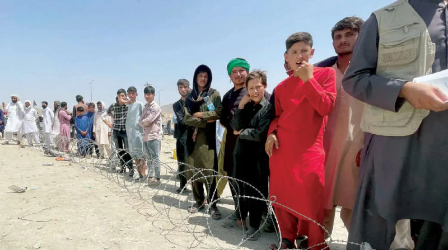 أفغان ينتظرون فرصة الرحيل عن أفغانستان بعد سيطرة «طالبان» على كابل (رويترز)