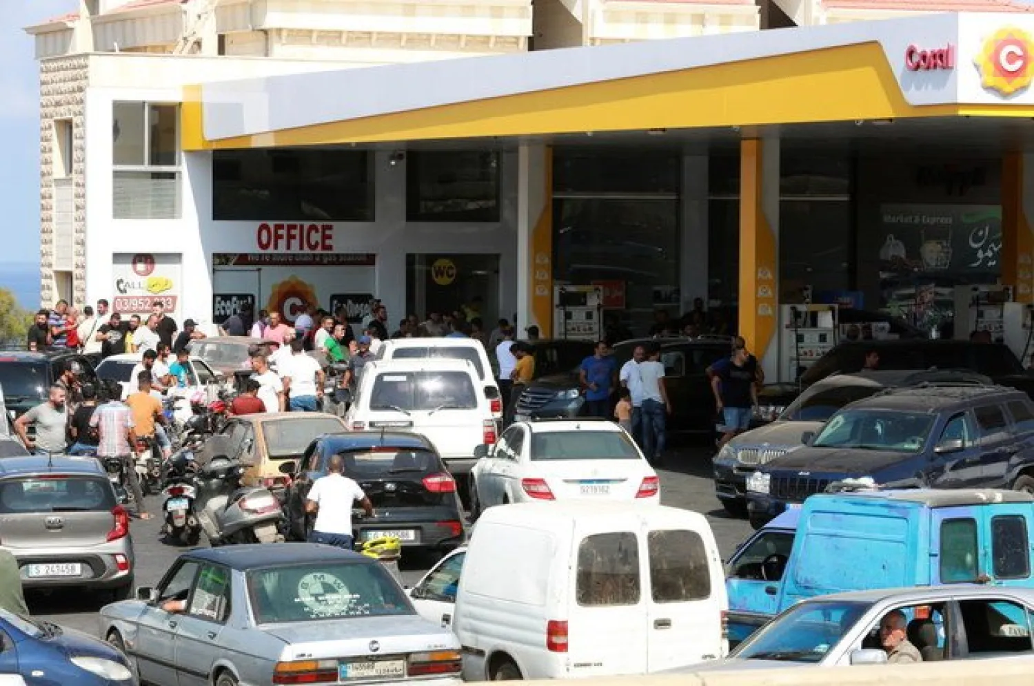 Motorbike and car drivers wait to get fuel at a gas station, after the central bank decided to effectively end subsidies on fuel imports, in Damour, Lebanon, August 13, 2021. REUTERS/Aziz Taher
