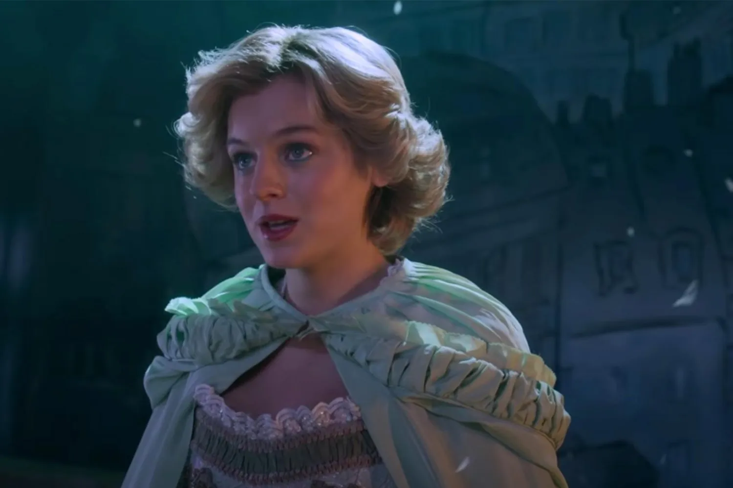 Prenses Diana'yı canlandıran Emma Corrin başarılı performansı sayesinde bu yıl düzenlenen Altın Küre Ödülleri'nde "Drama Dalında En İyi Kadın Oyuncu" ödülüne layık görülmüştü (Netflix)