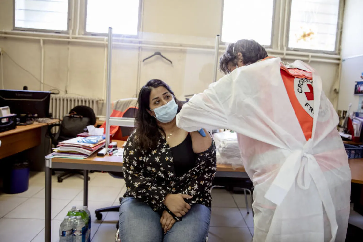 سيدة تتلقى جرعتها الثانية من لقاح فايزرالذي يقدمه الصليب الأحمر في لو بورجيه شمال باريس (ا.ب)