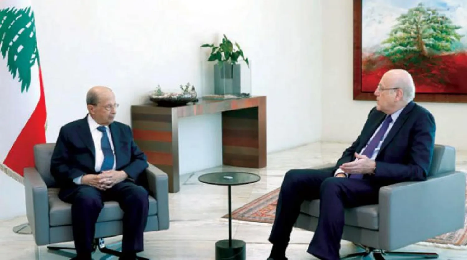 Lübnan Cumhurbaşkanı Mişel Avn ve Lübnan’da hükümeti kurmakla görevli başbakan adayı Necip Mikati (El-Vataniyye)