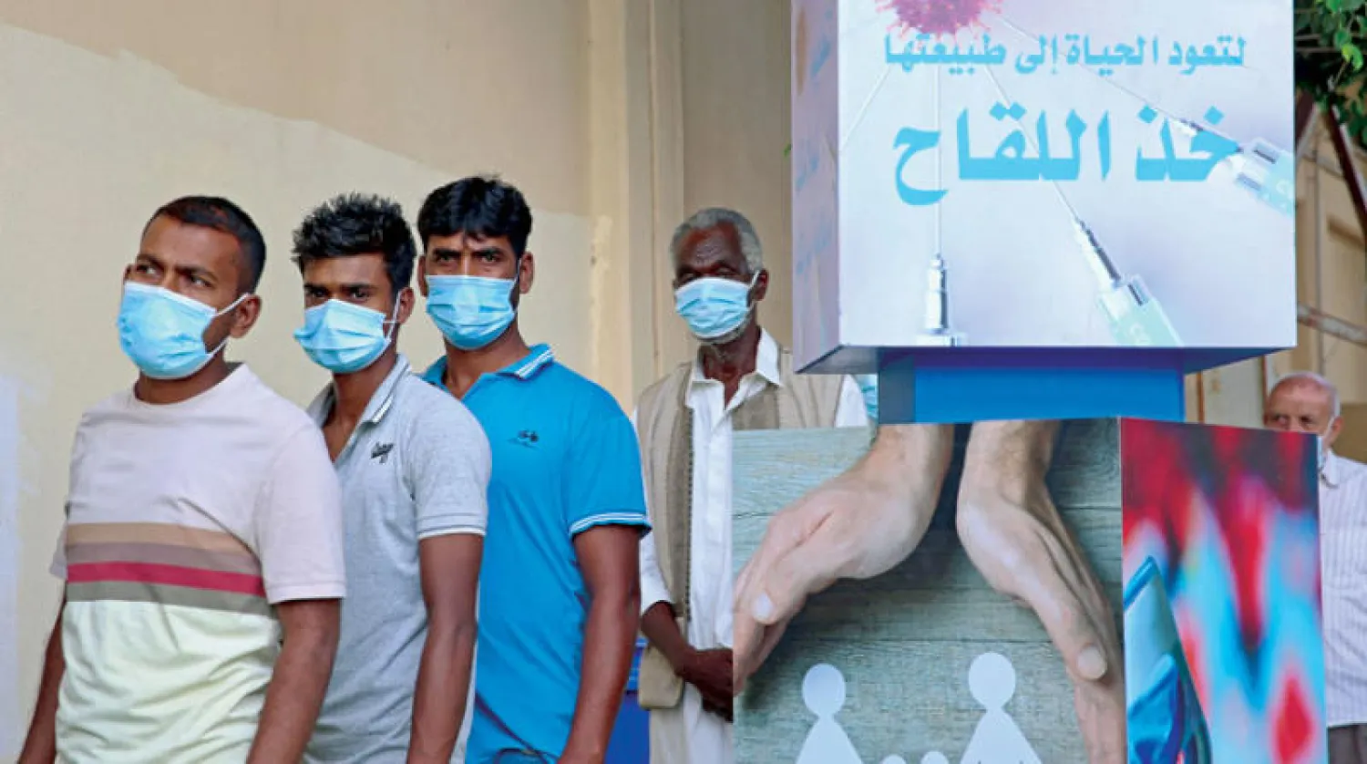 ليبيون ينتظرون الحصول على لقاح مضاد لـ«كورونا» في طرابلس الأربعاء الماضي (أ.ف.ب)